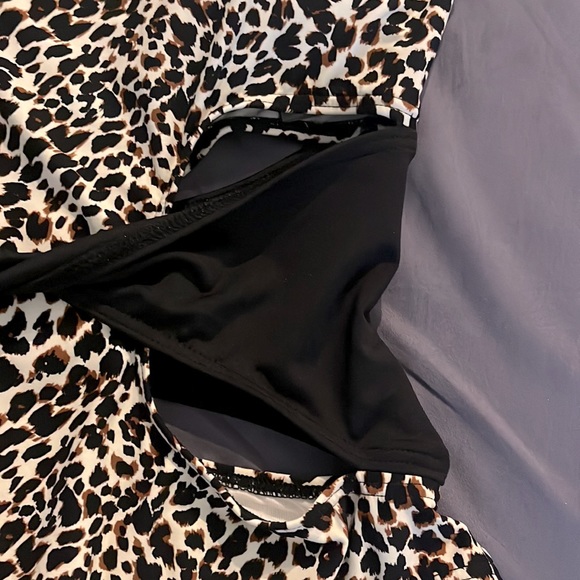 NWT VINCE CAMUTO Leopard And Black Design One Piece SwimSuit Womens Size 6 - Picture 6 of 12